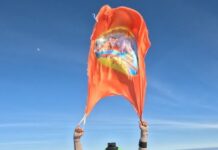 महाकुंभ का महा कीर्तिमान, 13 हजार फीट की ऊंचाई पर लहराया कुंभ का झंडा