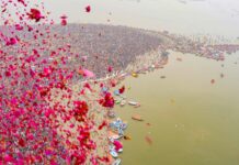 महाकुंभ प्रयागराज में अमृत स्नान पर भी श्रद्धालुओं पर हेलीकॉप्टर से हुई पुष्पवर्षा
